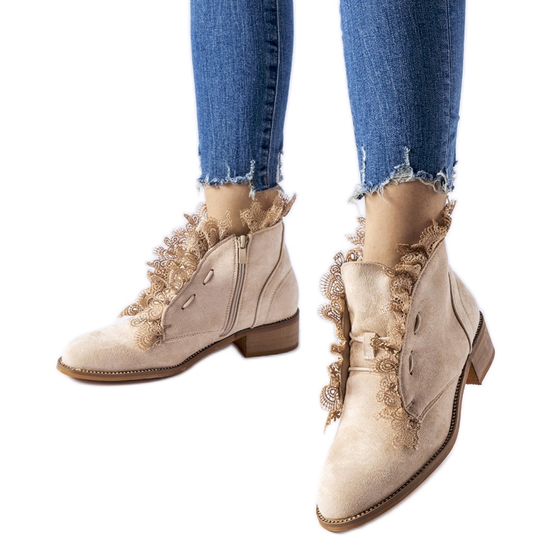 Botines beige con pedrería y encaje de Belviglieri