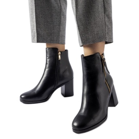 Botines Edilio clásicos aislados negros Botines Edilio clásicos aislados negros