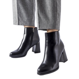 Botines aislantes negros con tacón Clivi decorativo Botines aislantes negros con tacón Clivi decorativo