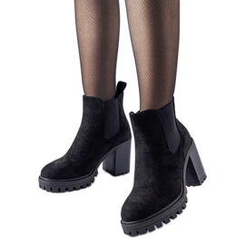Botines negros con tacón Montelparo macizo.