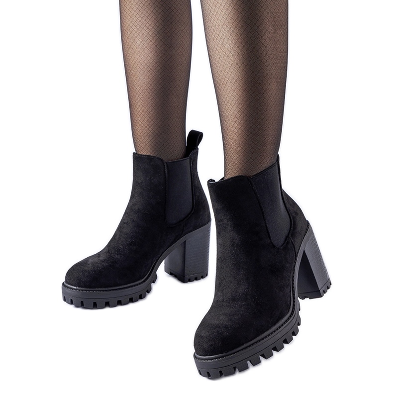 Botines negros con tacón Montelparo macizo. Botines negros con tacón Montelparo macizo.