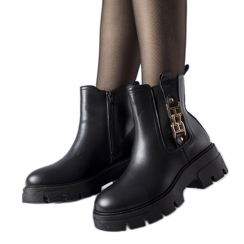 Botines macizos negros con hebilla decorativa Nuovo Botines macizos negros con hebilla decorativa Nuovo
