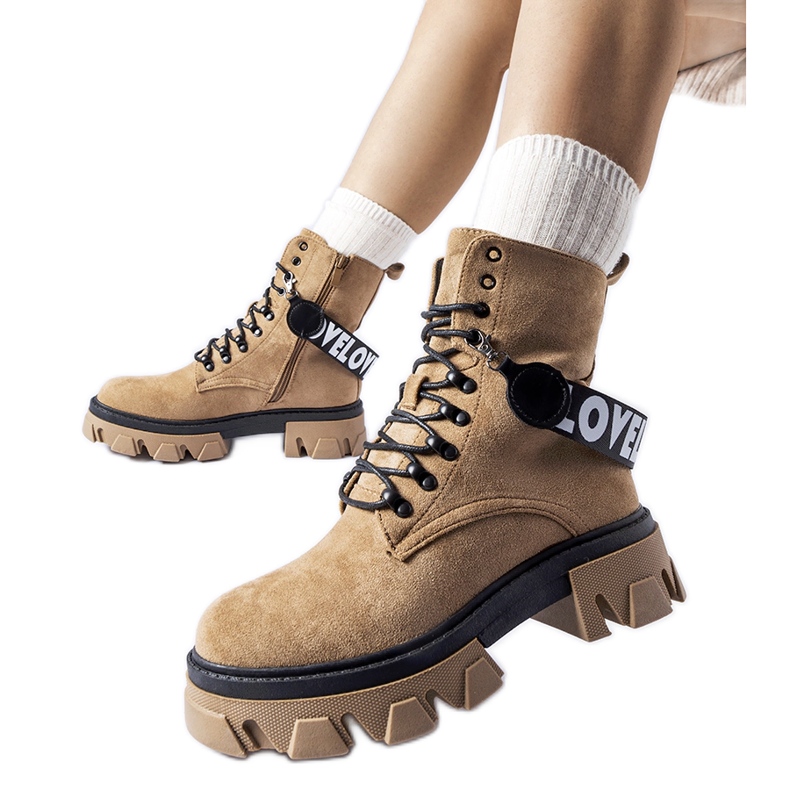 Botines beige con tira decorativa desmontable Botines beige con tira decorativa desmontable