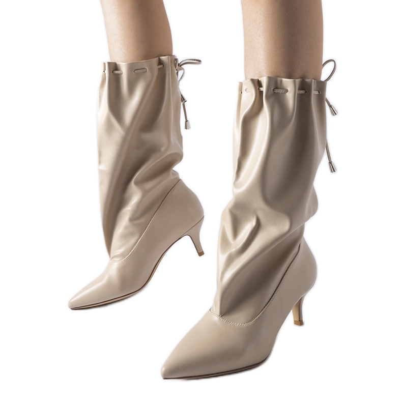 Botas beige con tacón bajo de Deserres