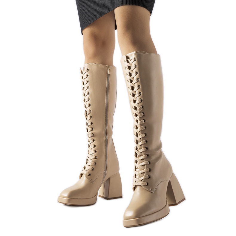 Botas aislantes beige con un enorme tacón Nova