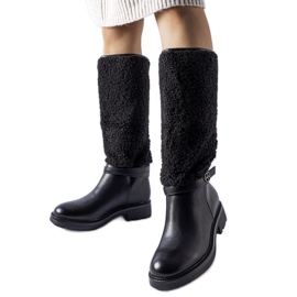 Botas negras decoradas con pelo liso. negro