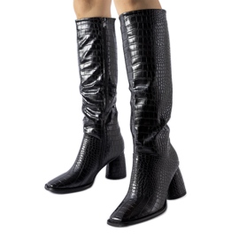 Botas negras decoradas con el relieve del Consejo. negro