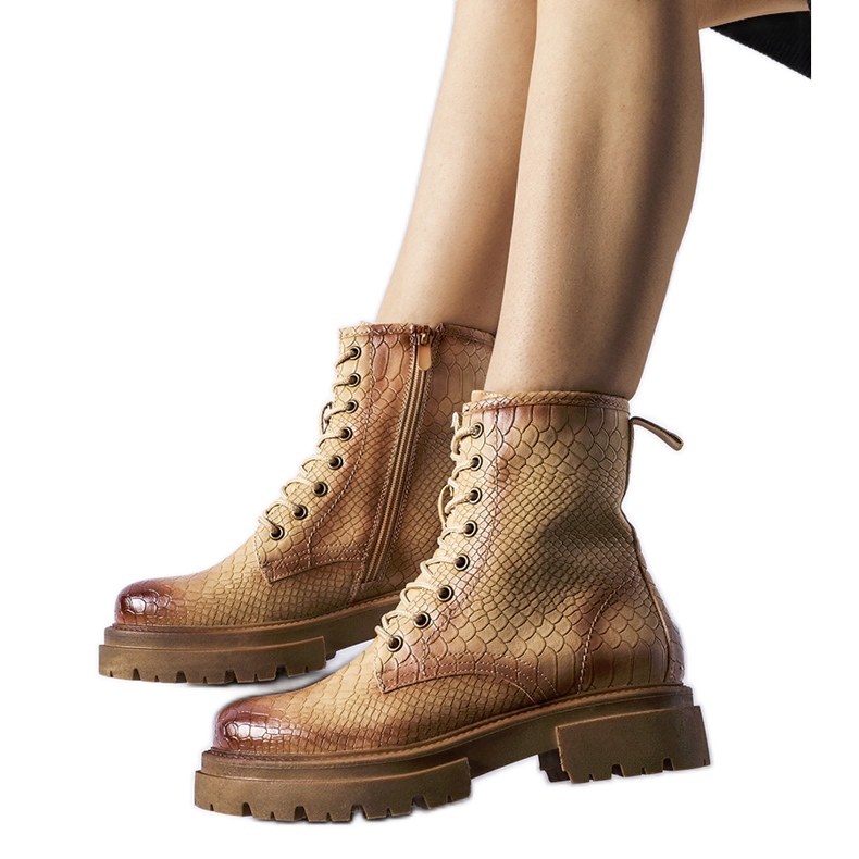 Botas animal print beige oscuro de Suviana