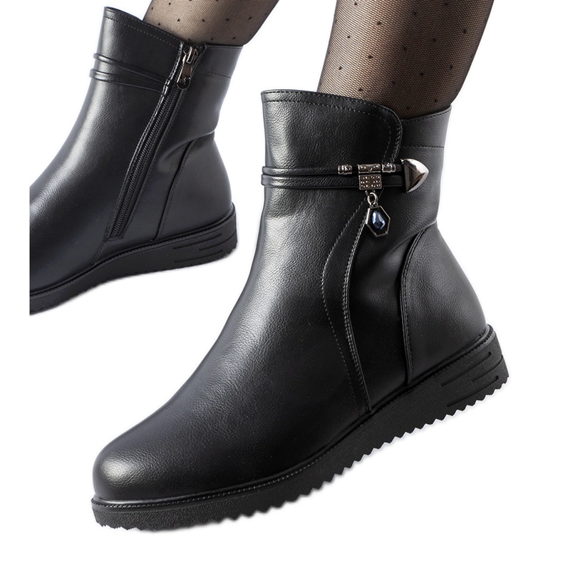 Botines aislantes negros con colgante decorativo Nola