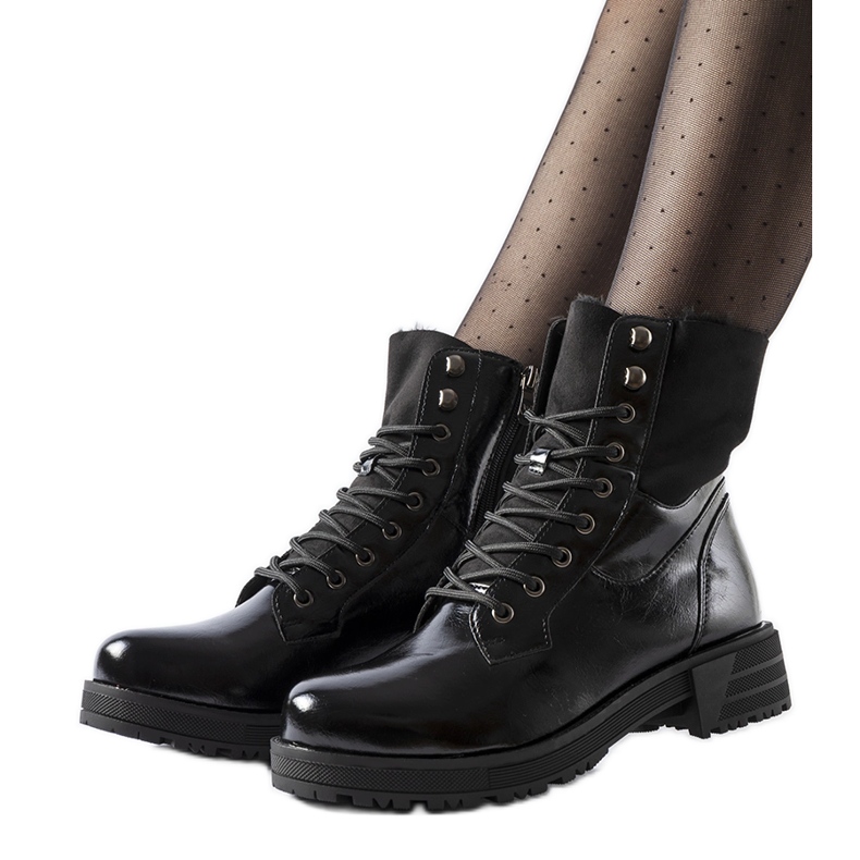 Botas de trabajo con aislamiento negro.