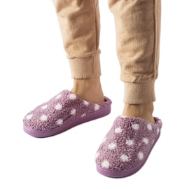 Pantuflas cálidas moradas con lunares blancos. púrpura