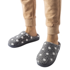 Pantuflas calentitas grises con lunares blancos.