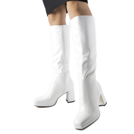 Botas blancas con punta cuadrada. blanco