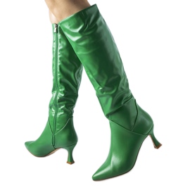 Botas verdes de punta con tacón alto. Botas verdes de punta con tacón alto.