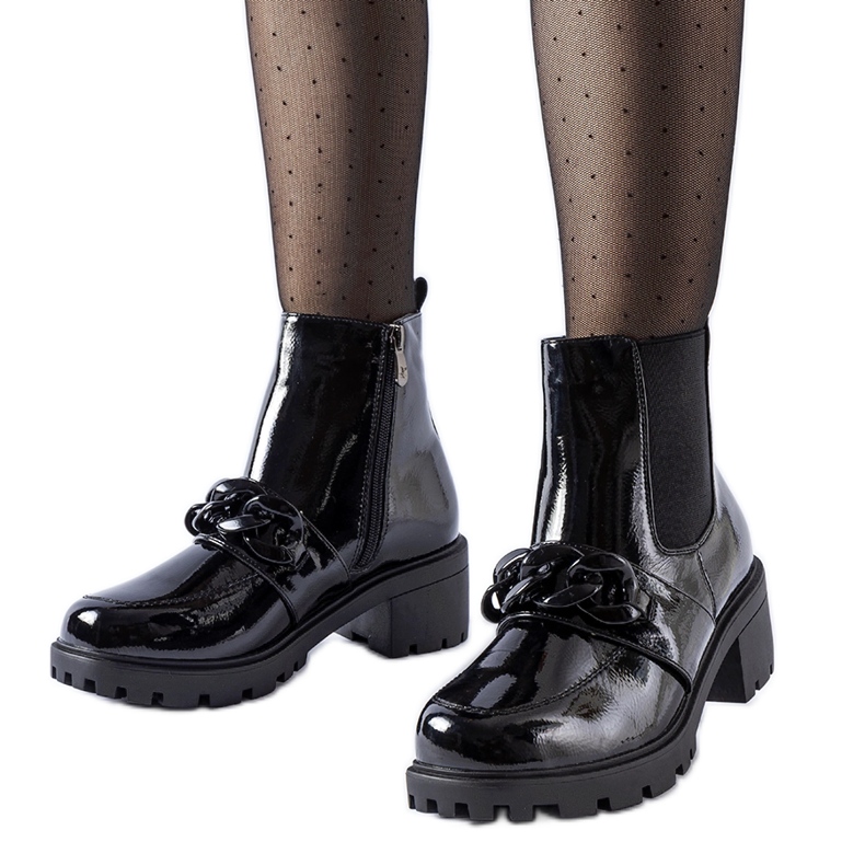 Botines aislantes de charol negro con hebilla