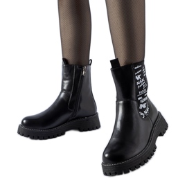 Botines aislantes negros con inscripciones.