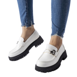 Mocasines blancos y negros con hebilla.