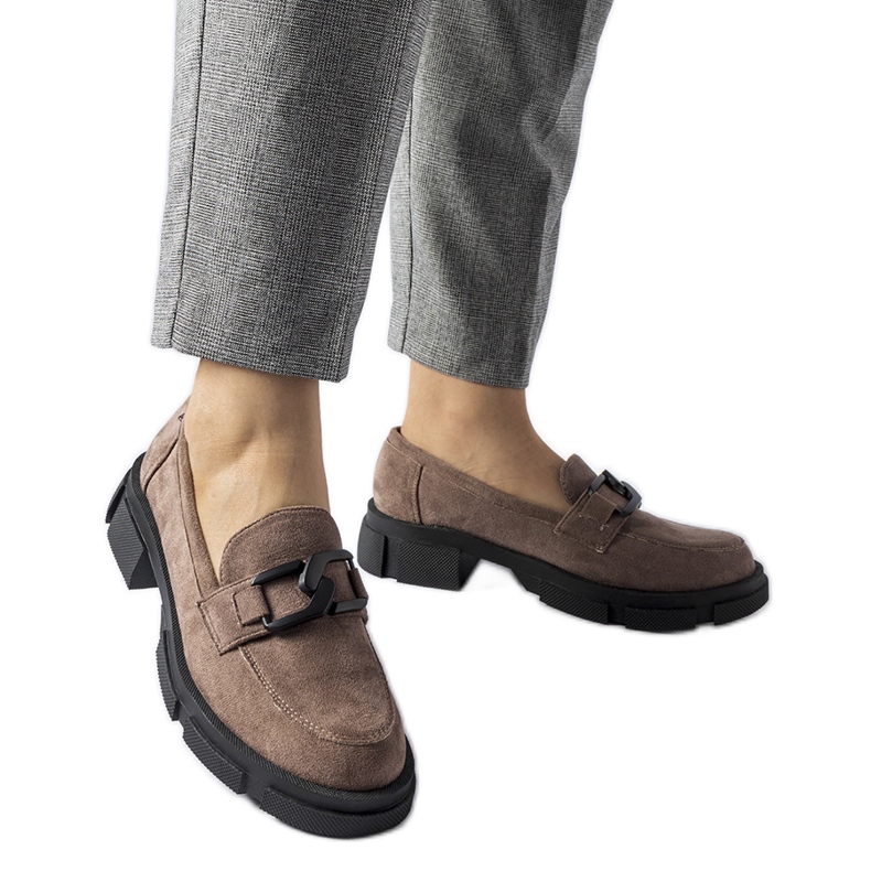 Mocasines marrones macizos con hebilla. marrón