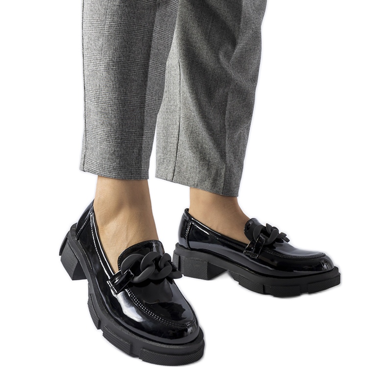 Mocasines de charol negro con cadena Suelli