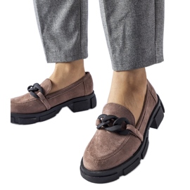 Mocasín marrón con cadena de ante ecológico. Mocasín marrón con cadena de ante ecológico.