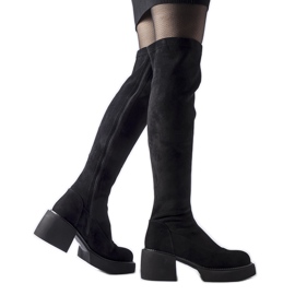 Botas negras largas y cálidas de ante ecológico. negro