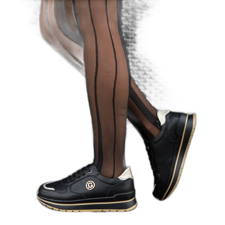 Zapatos de piel negros con pedrería.