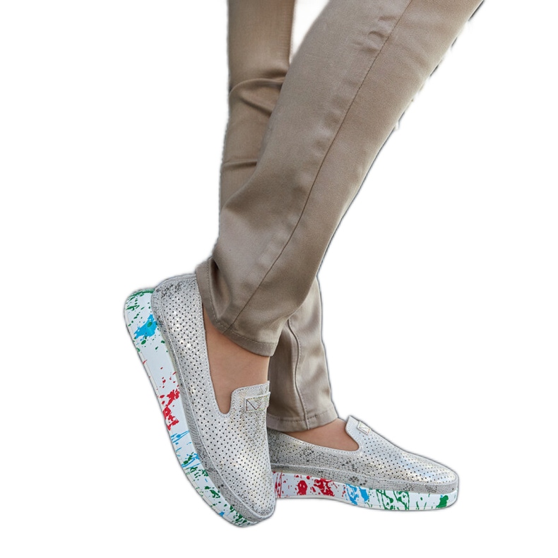 Zapatos beige con cuña de colores.