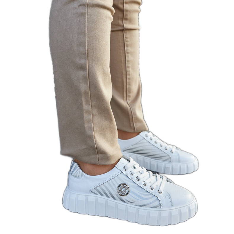 Zapatillas de cuero blanco en la plataforma.
