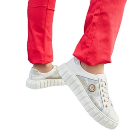 Deportivas de piel beige con pedrería Deportivas de piel beige con pedrería