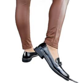 Mocasín charol negro hebilla