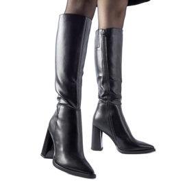 Botas clásicas de tacón negras. negro
