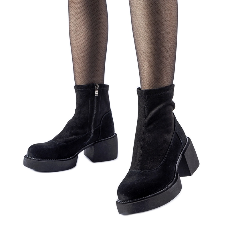 Botines negros con aislamiento y bloque masivo.