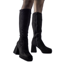 Botas negras cálidas con un enorme tacón Fantino. negro