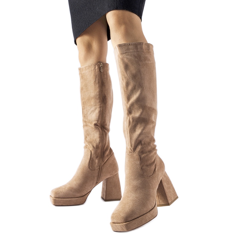 Botas cálidas beige con un enorme tacón Fantino. Botas cálidas beige con un enorme tacón Fantino.