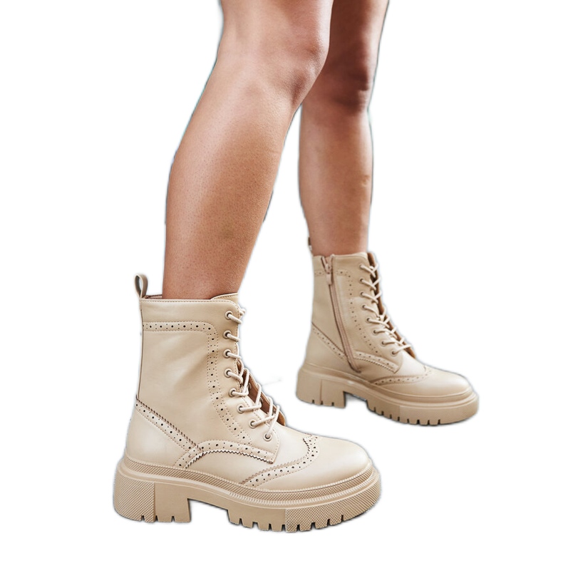 Botas beige decoradas con costuras Nicla. negro