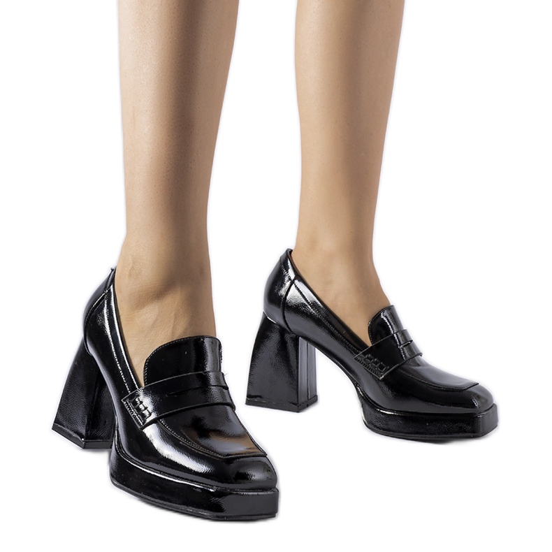 Salón de charol negro con tacón oeste. Salón de charol negro con tacón oeste.