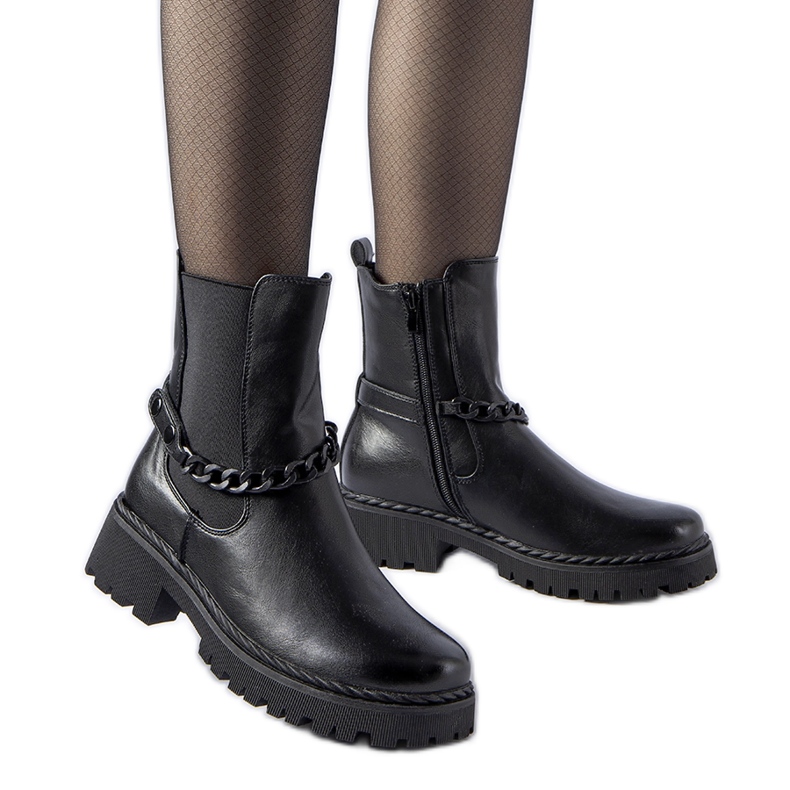 Botines negros aislantes con cadena Tiziano