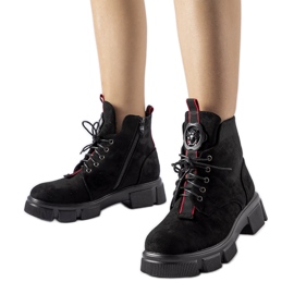 Botines negros decorados con ribete Monrency rojo