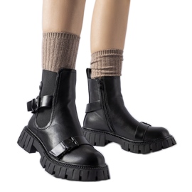 Botines negros con suela masiva Fontarine.