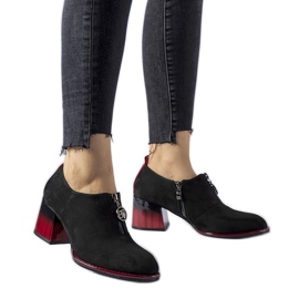 Botines negros con detalles en rojo de Allyriane Botines negros con detalles en rojo de Allyriane