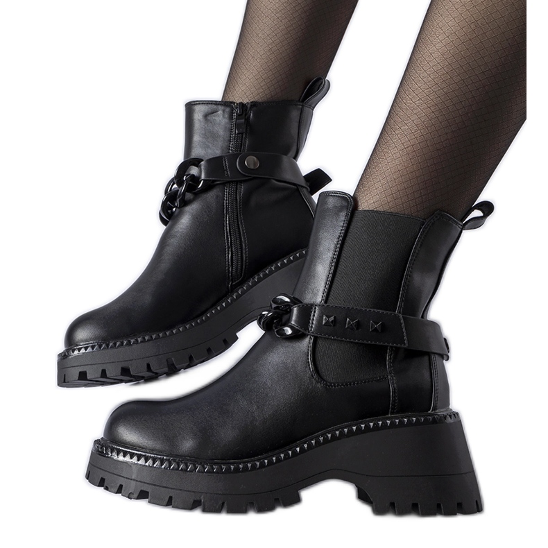 Botines negros con suela maciza de Beltrán. Botines negros con suela maciza de Beltrán.