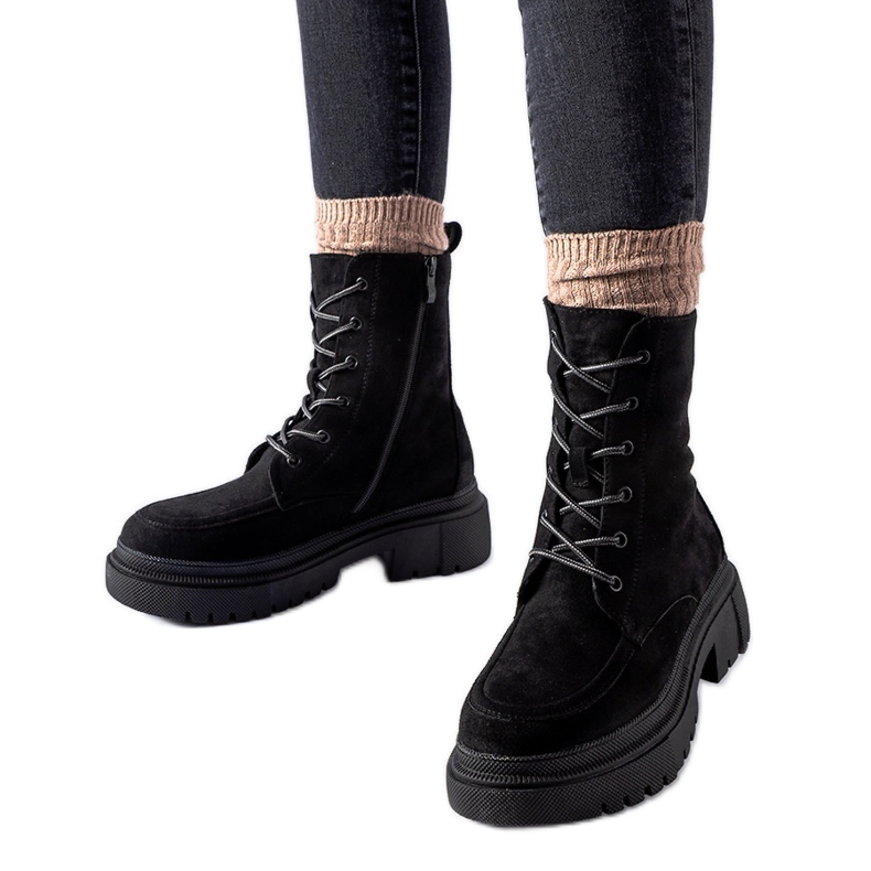 Zapatillas negras con suela Riel masiva. negro