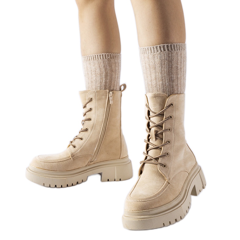 Zapatillas beige con suela Riel masiva.