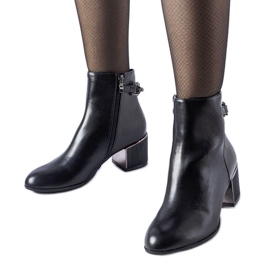 Botines negros decorados con una cadena Fenughedu