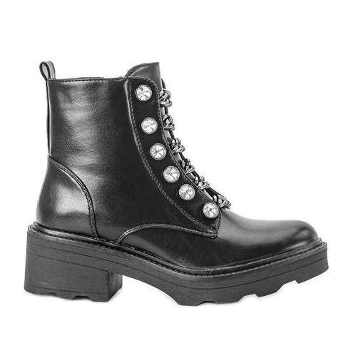 Trabajadores de Crys decorados en negro.