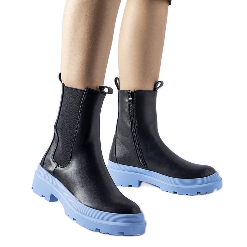 Los zapatos negros de Georgette con suela azul