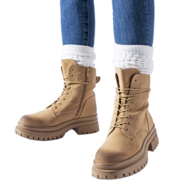 Botas beige con puntera desgastada de Vadnais Botas beige con puntera desgastada de Vadnais