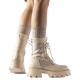 Zapatos de trabajo beige con suela maciza de Olona.