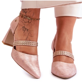 Bombas de cuero para mujeres con cinturón y pernos Maciejka 05950-33 Pink rosado