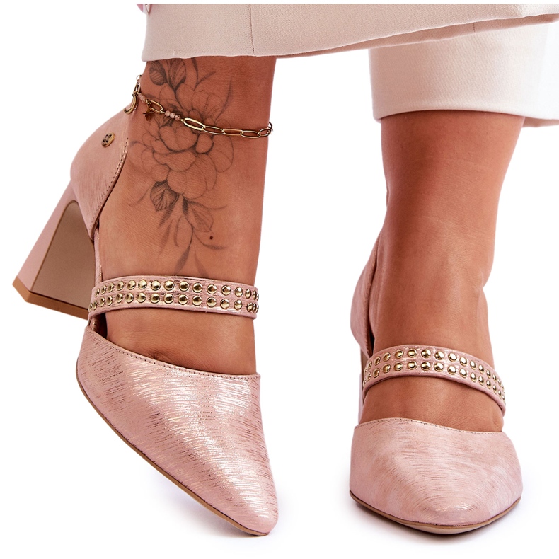 Bombas de cuero para mujeres con cinturón y pernos Maciejka 05950-33 Pink rosado